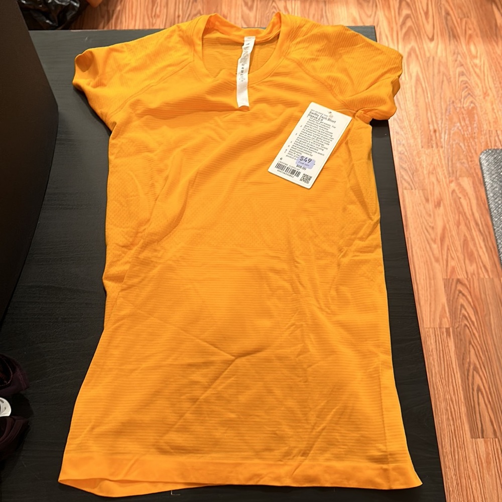 NWT Lululemon Swiftly Tech Short Sleeve Shirt 2.0
Clementine / Clementine Size 6